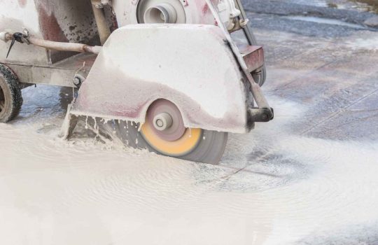 Sawing concrete in a diamond2