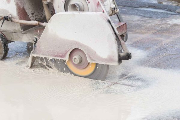 Sawing concrete in a diamond2